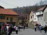 Kon jdouc k pomnku padlch