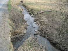 Prvn� soutok Gru�ovky s nezn�m�m pot��kem.