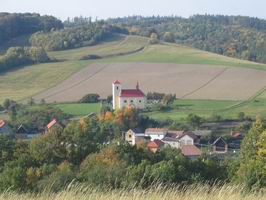 Pohled na kostel a pod n�m pivovar.