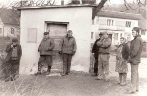 Před váhou - na jejím místě dnes stojí autobusová čekárna, zdroj: Vlastimil Heger st.